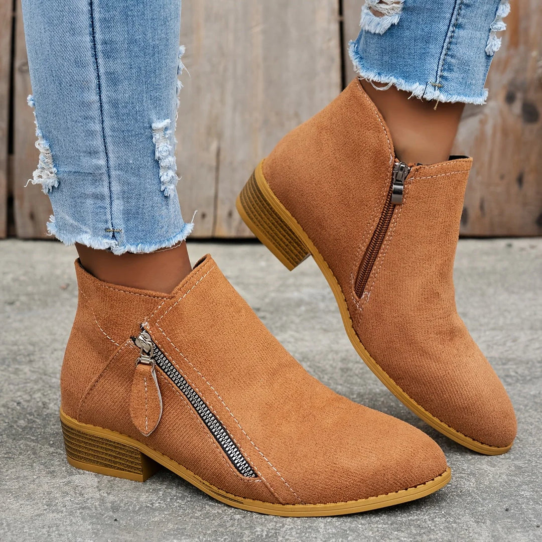 Damen Ankelstiefel aus hochwertigem Leder mit seitlichem Reißverschluss und dezente Nähte für eleganten Look.