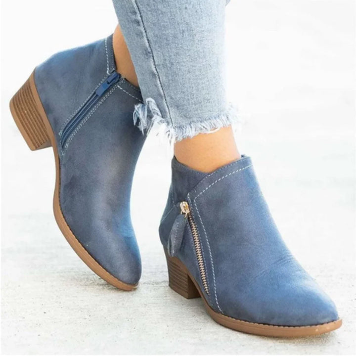Blaues Damen Ankelstiefel aus Leder mit seitlichem Reißverschluss und eleganter, schmaler Silhouette für modernen Stil.
