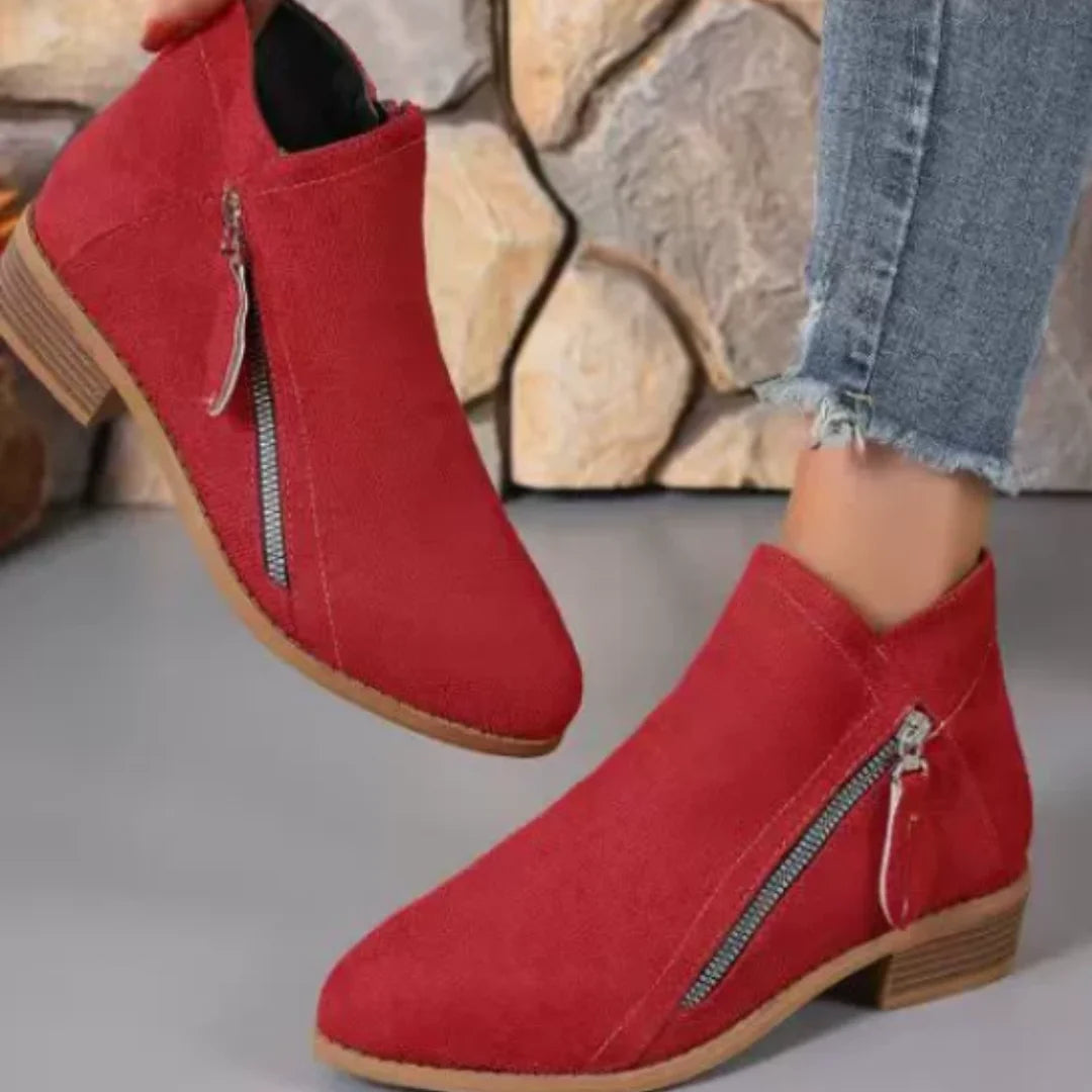 Rote Damen Ankelstiefel mit seitlichem Reißverschluss aus hochwertigem Leder und schmalem Absatz für eleganten Stil.