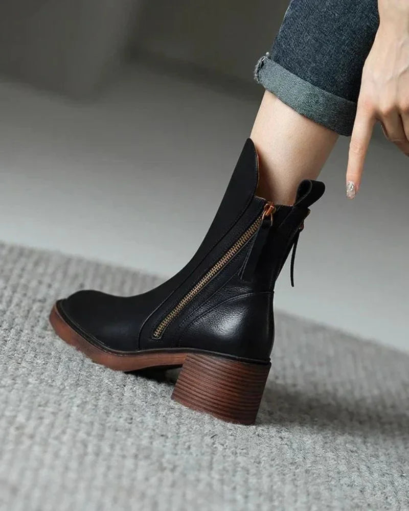 Damen Ankle Boot aus schwarzem Leder, mit Reißverschluss und stabilen Blockabsatz für einfaches An- und Ausziehen.