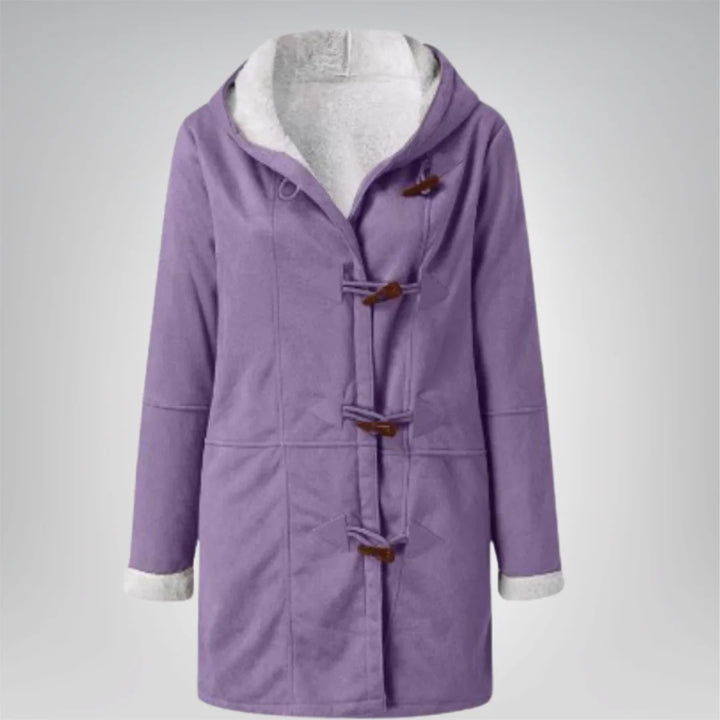 Lila Damen Fleecejacke mit Kapuze, zwei praktischen Taschen und weichem, warmem Material für Komfort an kalten Tagen.