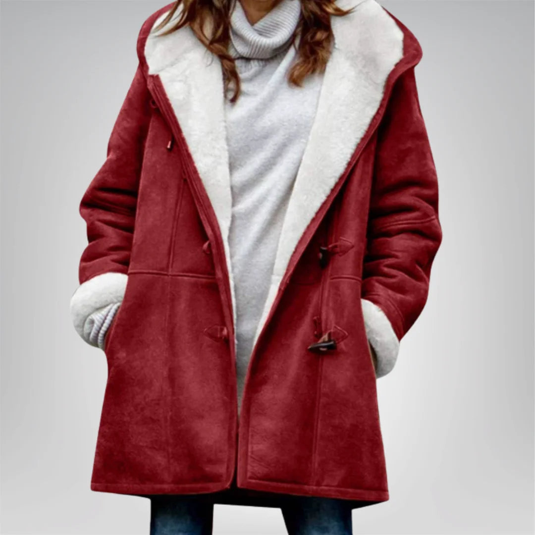 Rote Damen Fleecejacke mit Kapuze, praktischen Taschen und weichem, warmem Material für kühle Tage.