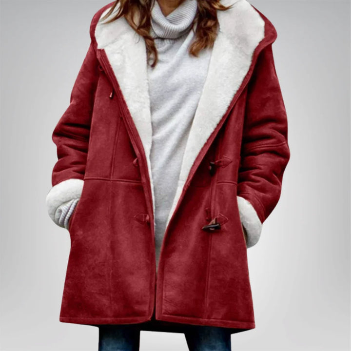 Rote Damen Fleecejacke mit Kapuze, praktischen Taschen und weichem, warmem Material für kühle Tage.
