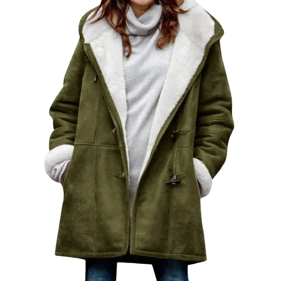 Moosgrüne Damen Fleecejacke mit Kapuze und Taschen, gefertigt aus weichem, warmem Material für angenehmen Tragekomfort.