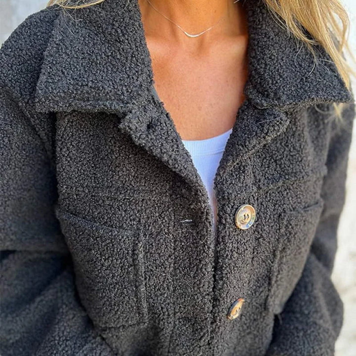 Damen Fleecejacke mit Knopfverschluss, praktischen Brusttaschen und weichem, warmem Fleece für zusätzlichen Komfort.
