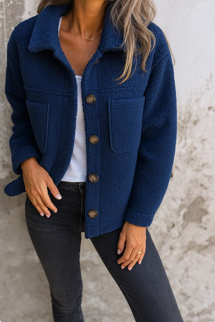 Marineblaue Damen Fleecejacke mit Knopfverschluss und Brusttaschen, ideal für warme und bequeme Freizeitmode.