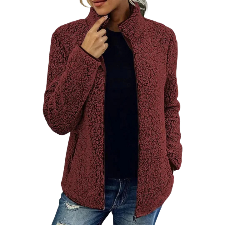 Rote Damen Freizeitjacke aus weichem Fleece mit Stehkragen und praktischen seitlichen Taschen, ideal für den Alltag.