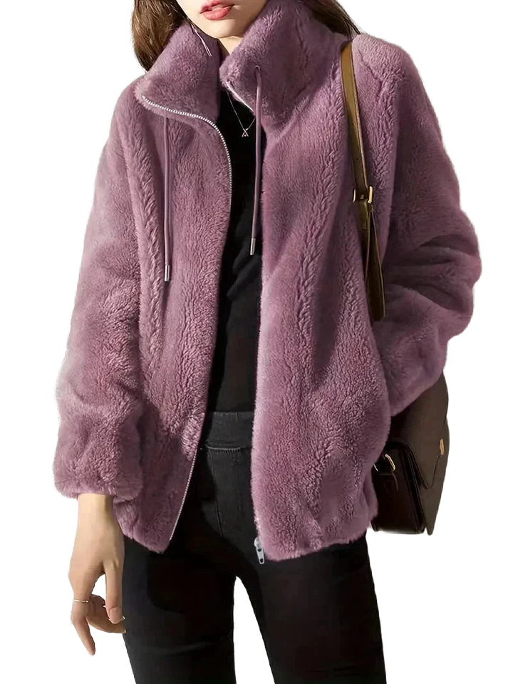 Damenjacke aus Kunstpelz, Stehkragen und Reißverschluss, weich, warm und modisch für den Alltag.