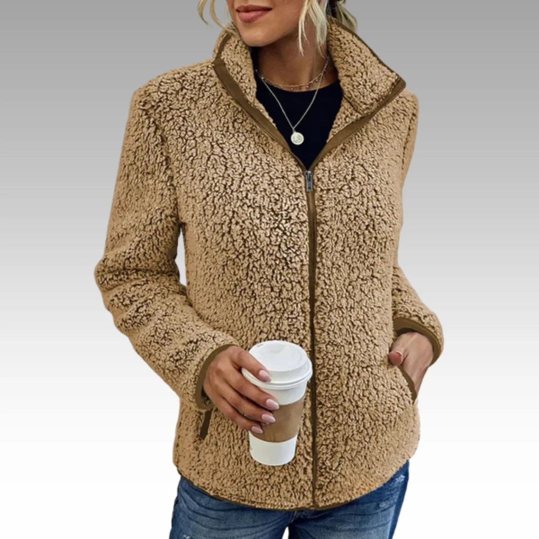 Beige Damen Freizeitjacke aus weichem Fleece mit Stehkragen und praktischen Taschen, ideal für Freizeitaktivitäten.
