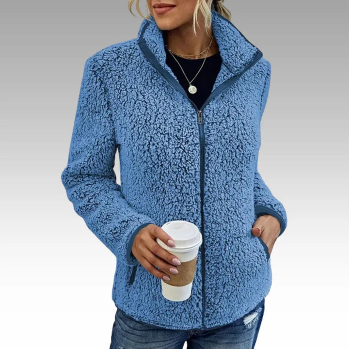 Damen Freizeitjacke aus blaue Fleece mit Stehkragen, ideal für Outdoor-Aktivitäten und gemütliche Freizeitlooks.