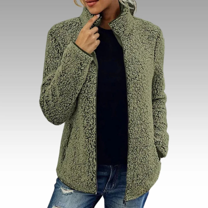 Grüne Damen Freizeitjacke aus weichem Fleece mit Stehkragen und praktischen Taschen für gemütliche Freizeitaktivitäten.