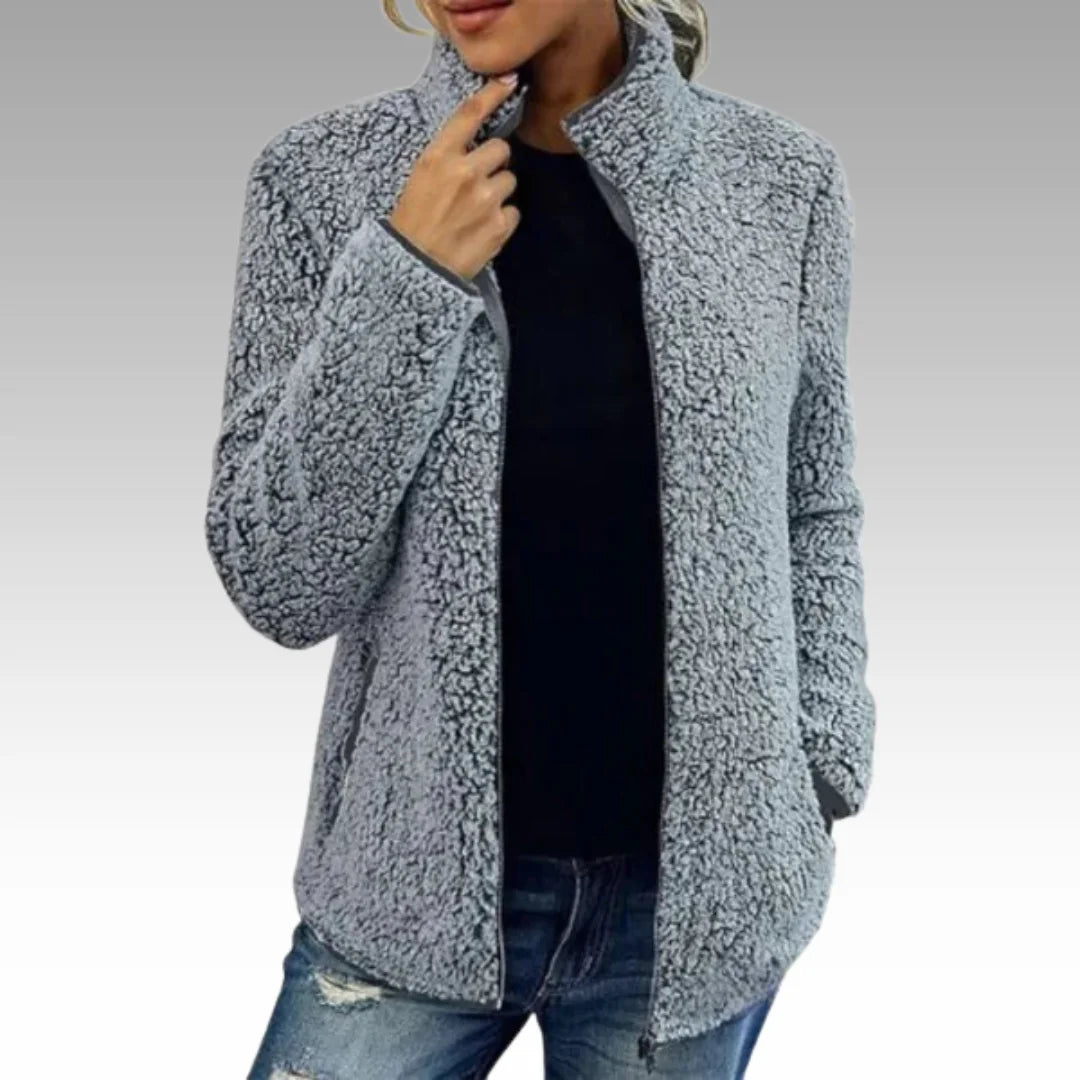 Grau Damen Freizeitjacke aus weichem Fleece mit Stehkragen und praktischen Taschen für den Alltag.