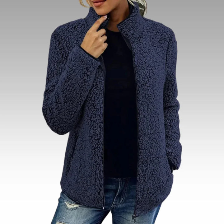 Damen Freizeitjacke aus weichem Fleece in Marineblau, mit Stehkragen und praktischen Seitentaschen. Ideal für Freizeitlooks.