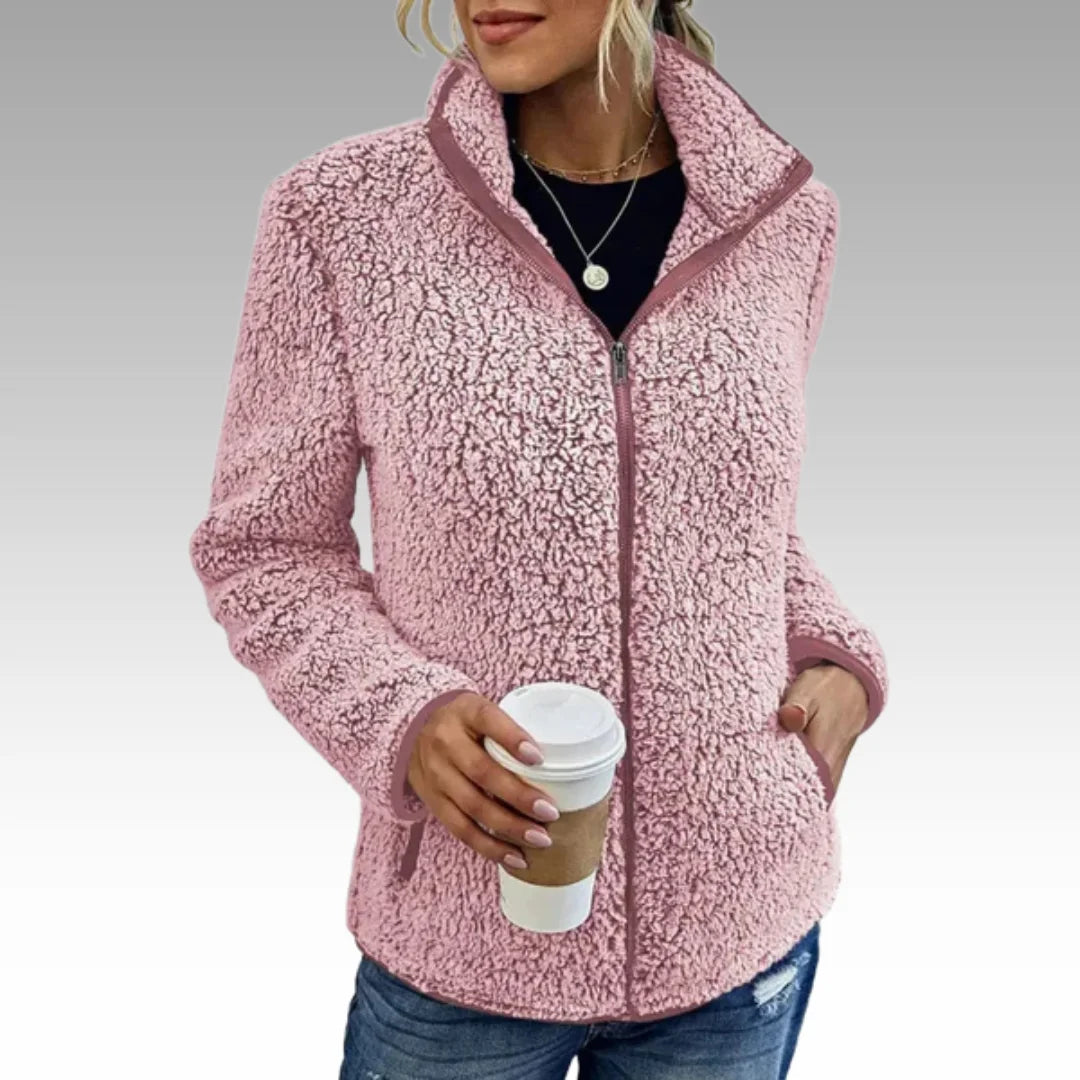 Rosa Damen Freizeitjacke aus Fleece mit Stehkragen, gemütlich und warm, ideal für Freizeitaktivitäten im Freien.