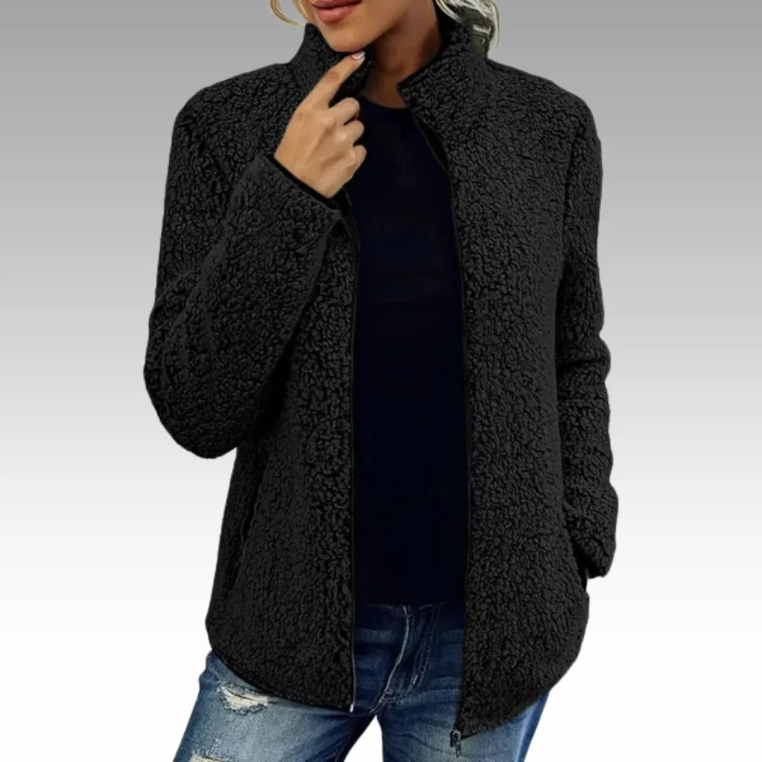 Schwarze Damen Freizeitjacke aus weichem Fleece mit Stehkragen und praktischen Taschen für Freizeitaktivitäten.