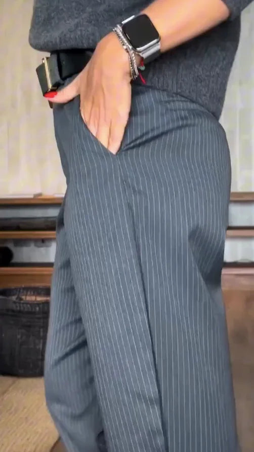 Damen gestreifte Pantalon aus leichtem Baumwollmaterial mit lässigem Schnitt und elastischem Bund für optimalen Tragekomfort.