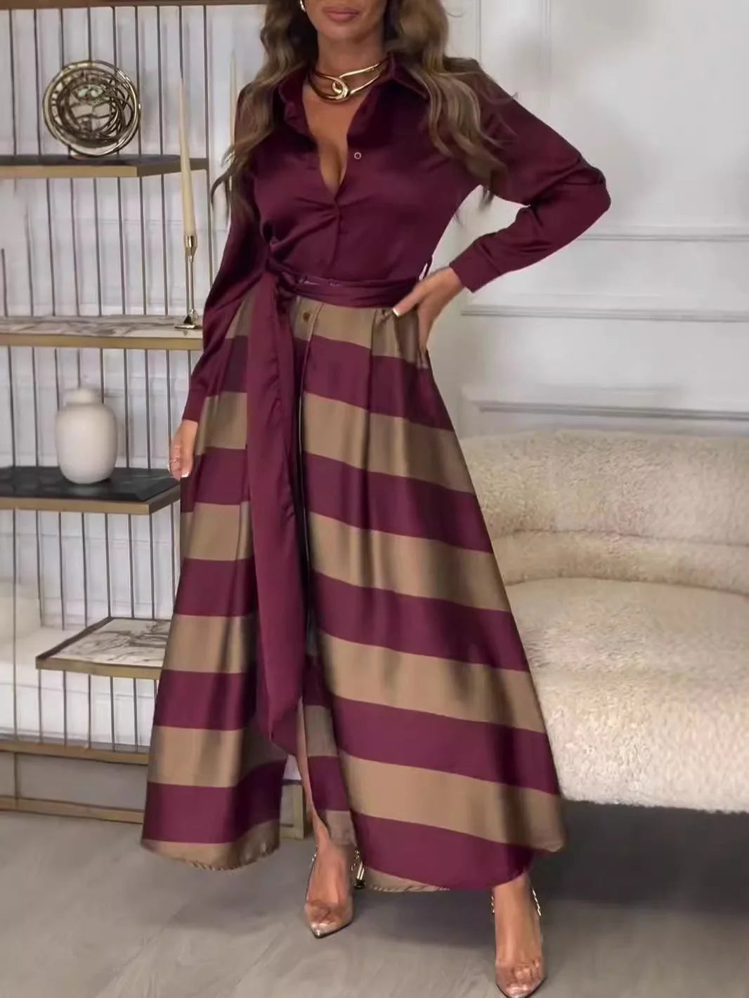 Damen Hemdblusenkleid mit Streifenmuster, aus leichtem Baumwollmix, lang geschnitten, mit klassischem Kragen und Knopfleiste.