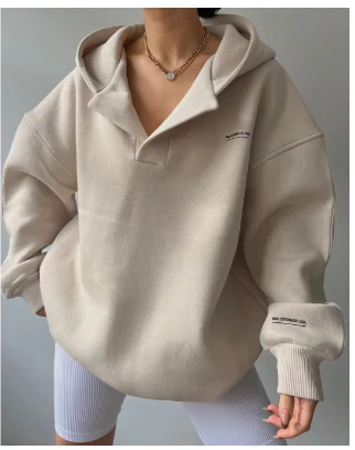 Beige Damen Kapuzenpullover aus weichem Material, lässiger Schnitt mit praktischer Kapuze für kalte Wintertage.