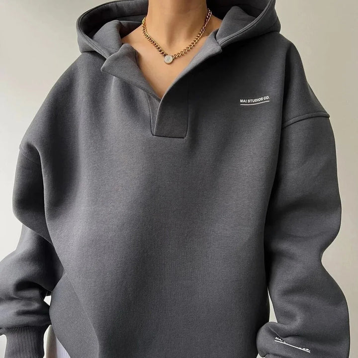 Grau Damen Kapuzenpullover aus weichem Material, lässiger Schnitt, ideal für kalte Wintertage.