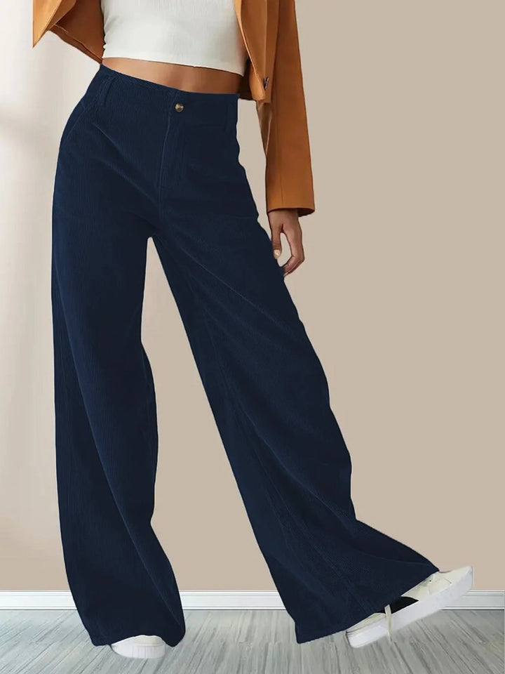 Blaue Damen Cordhose mit weitem Bein, aus weichem Baumwollmaterial, ideal für legere Freizeitlooks und gemütliche Tage.