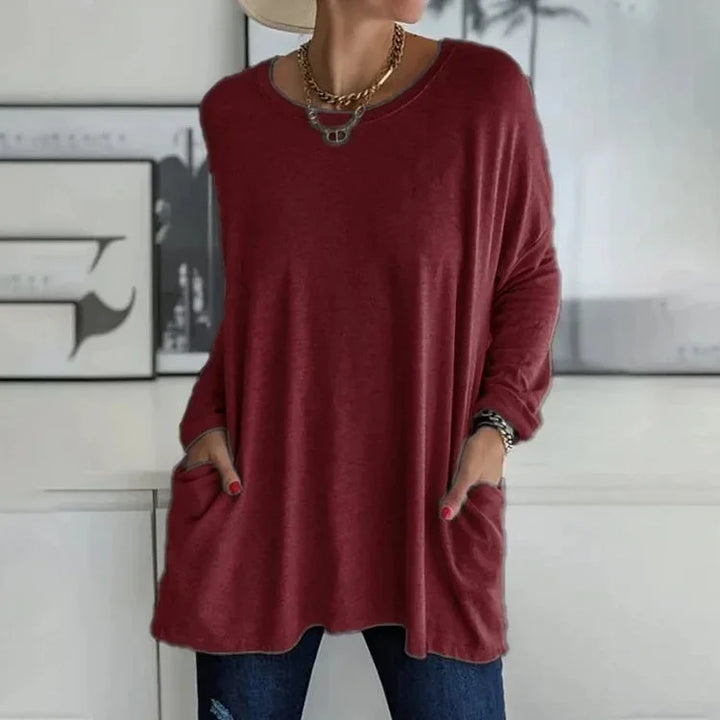 Dunkelroter Damen Oversize Pullover aus weicher Baumwolle mit Rundhalsausschnitt und praktischen Taschen.