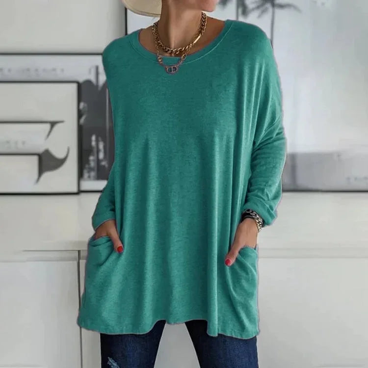 Hellblauer Damen Oversize Pullover mit Rundhalsausschnitt, weichem Material und praktischen Taschen für täglichen Komfort.