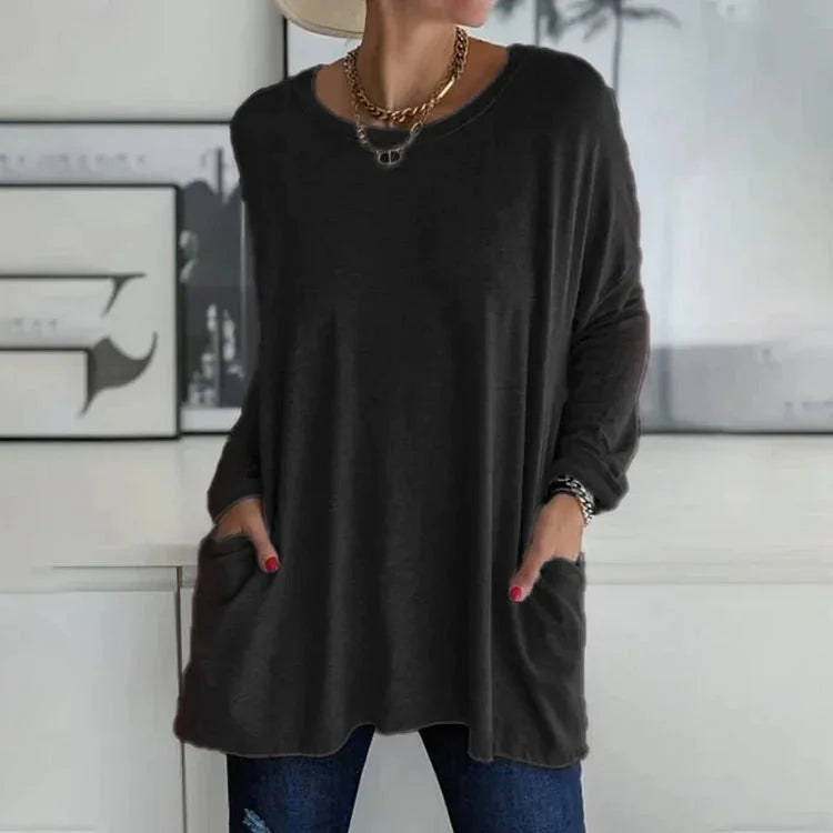 Schwarzer Damen Oversize Pullover aus weichem Material, Rundhalsausschnitt und praktischen Taschen im Oversize-Design.