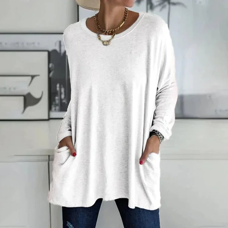 Weißer Damen Oversize Pullover aus weichem Baumwollmix mit Rundhalsausschnitt und praktischen Taschen. Ideal für den Alltag.