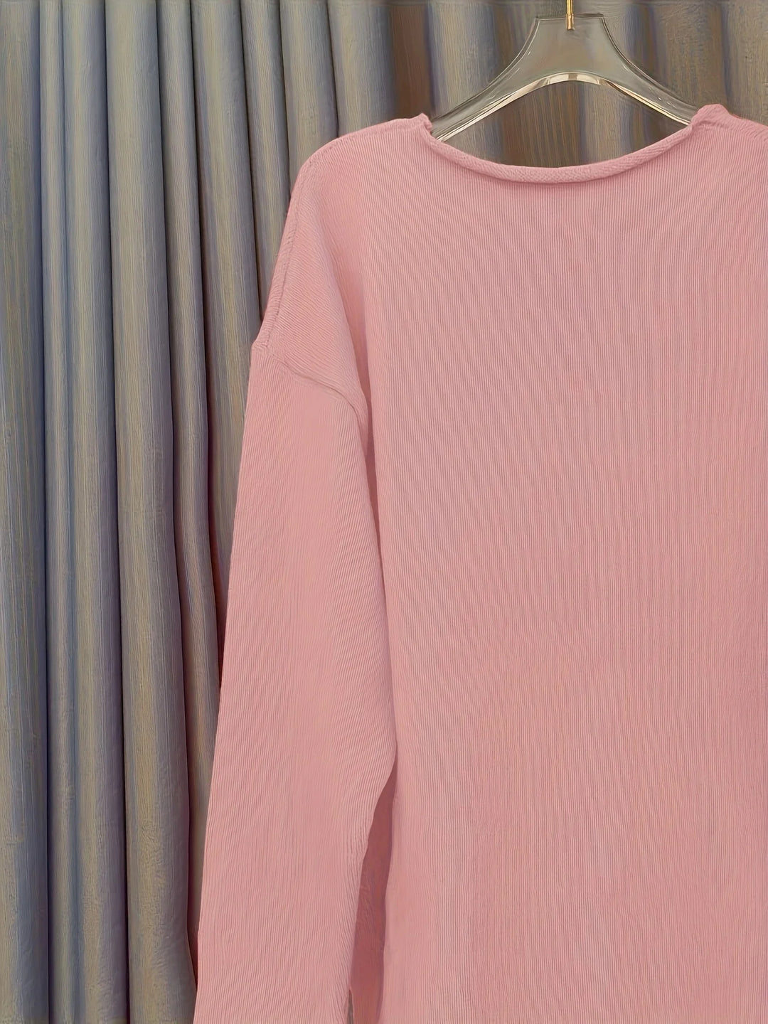 Damen Oversize Pullover aus weichem Baumwollmix mit V-Ausschnitt und modernem Statement-Print in entspannter Passform.