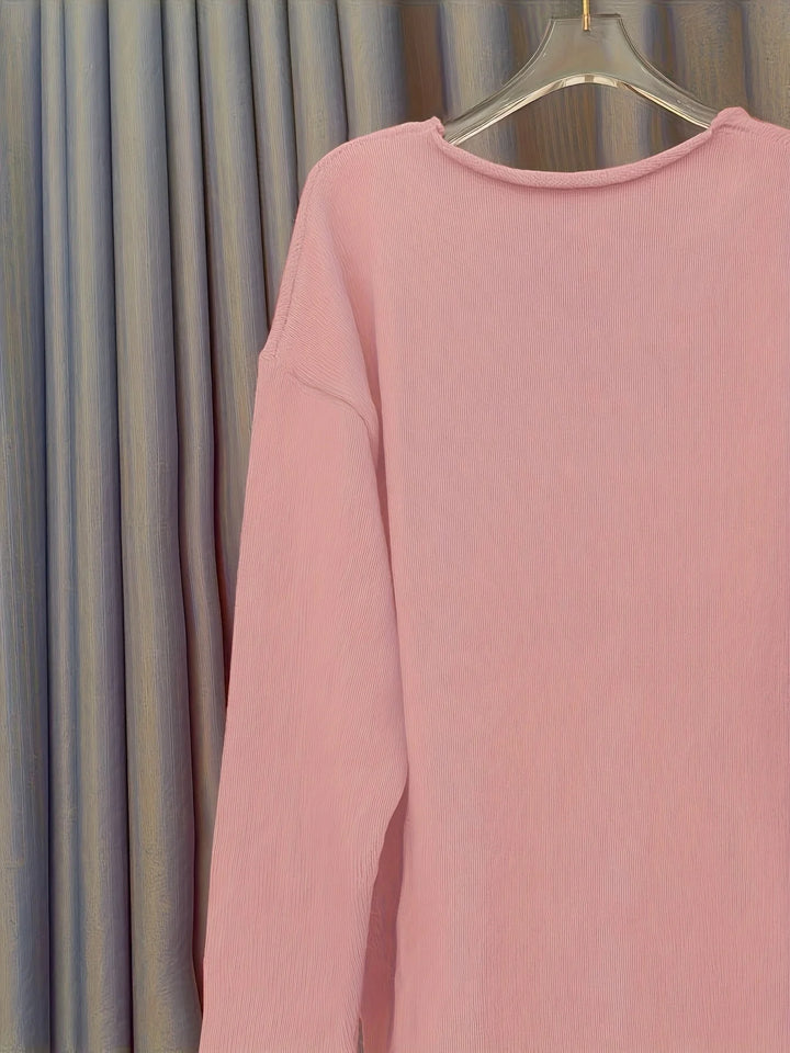 Damen Oversize Pullover aus weichem Baumwollmix mit V-Ausschnitt und modernem Statement-Print in entspannter Passform.