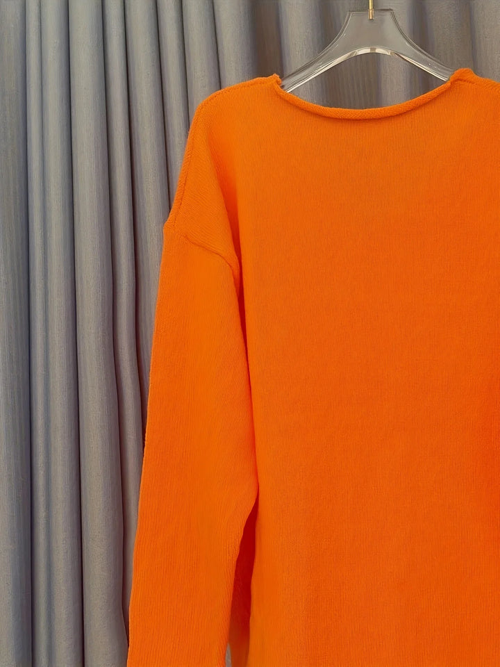 Damen Oversize Pullover aus weichem Baumwollmix mit V-Ausschnitt und auffälligem Statement-Print in modischem Design.