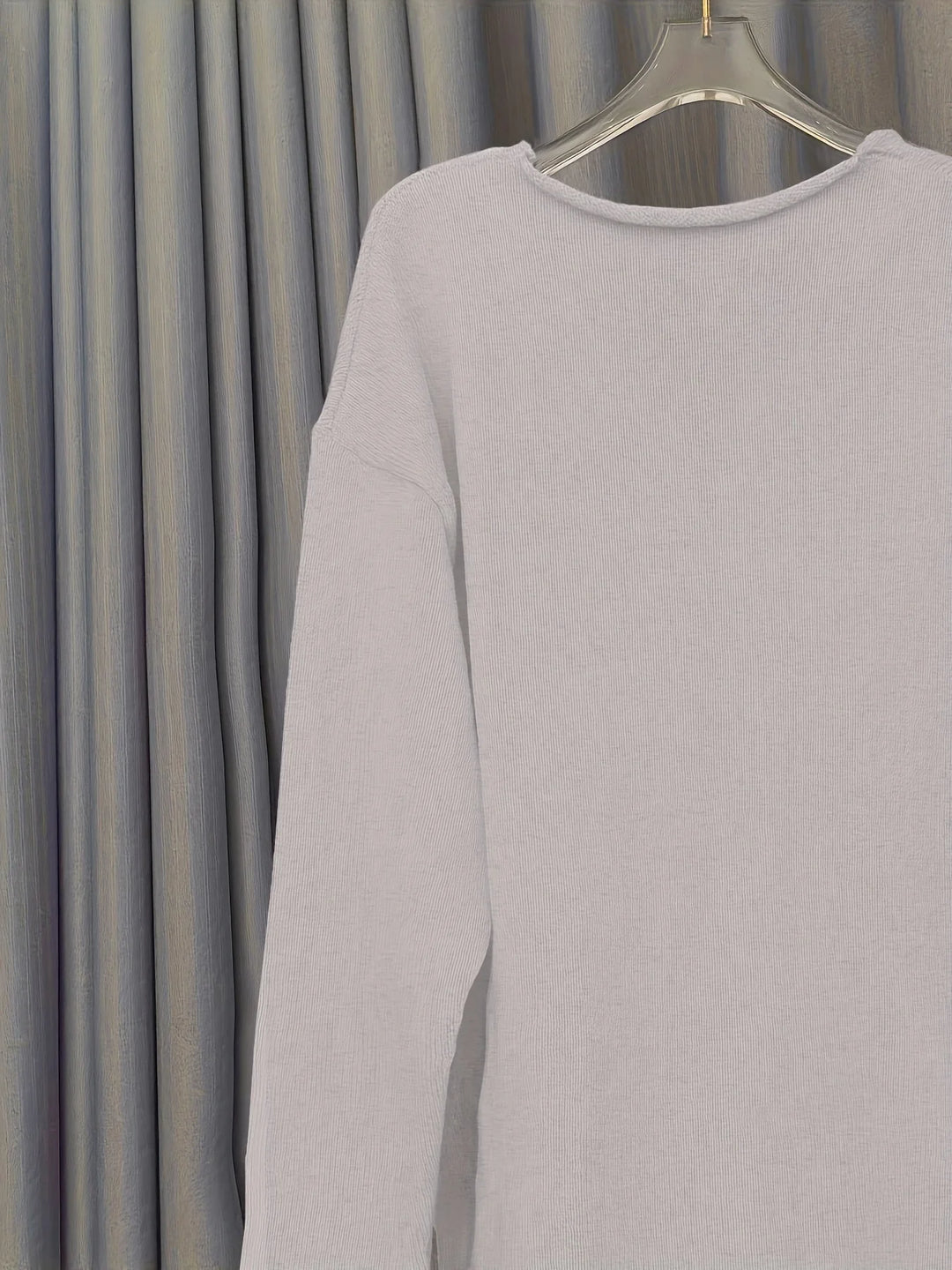 Damen Oversize Pullover aus weichem Baumwollgemisch, V-Ausschnitt, lässiger Schnitt und auffälliger Statement-Print.