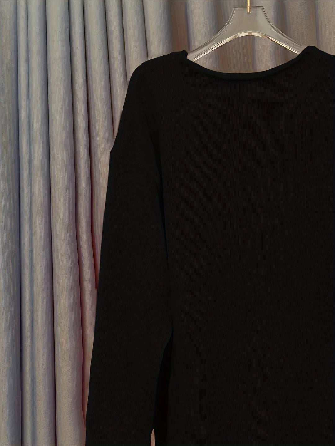 Damen Oversize Pullover aus weichem Baumwollmix mit V-Ausschnitt und auffälligem Statement-Print in trendigem Design.