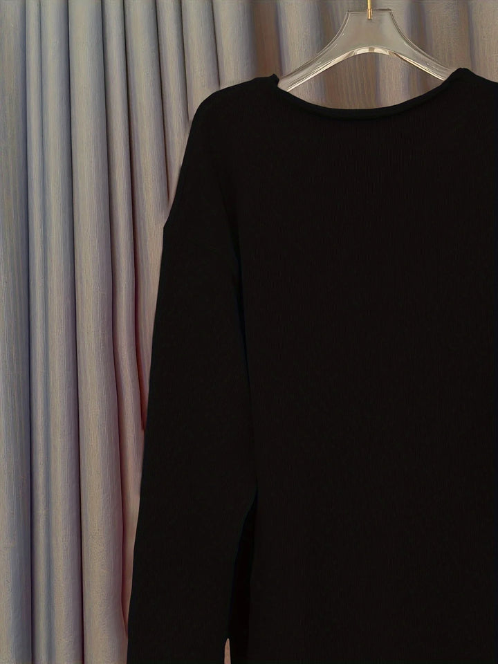 Damen Oversize Pullover aus weichem Baumwollmix mit V-Ausschnitt und auffälligem Statement-Print in trendigem Design.