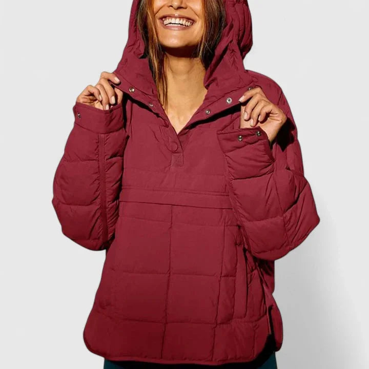 Damen Oversized Kapuzenpulloverjacke in Bordeaux, wasserabweisendes Material, lässiger Schnitt mit praktischer Kapuze.