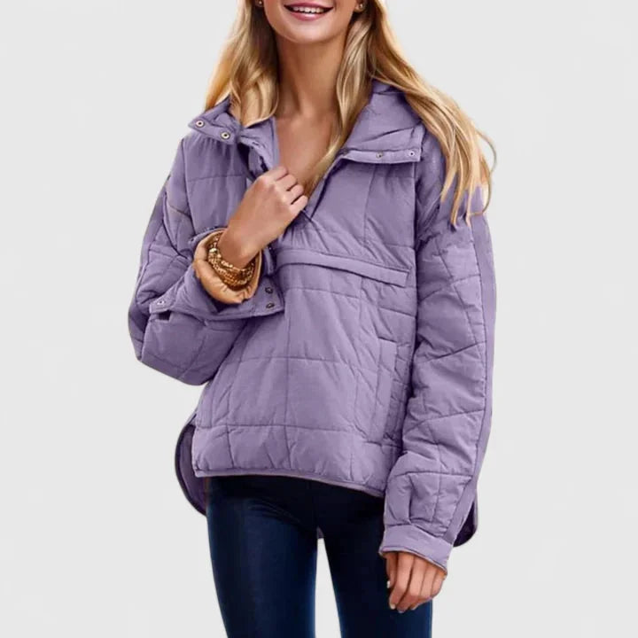 Damen lila Oversized Kapuzenpulloverjacke aus wasserabweisendem Material mit praktischen Taschen und lässigem Schnitt.