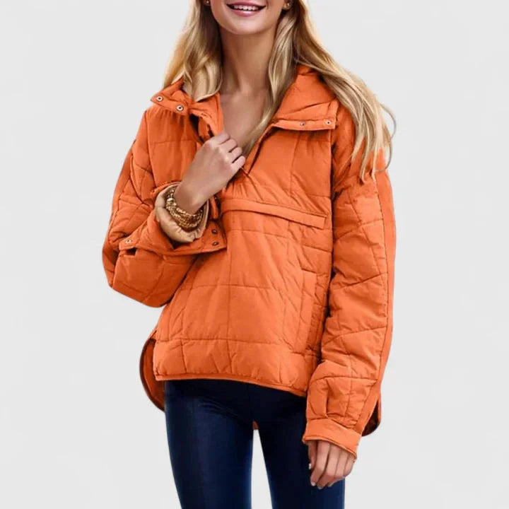 Damen Oversized Kapuzenpulloverjacke in Orange, wasserabweisend, aus bequemen Stoff mit praktischen Taschen und Kapuze.