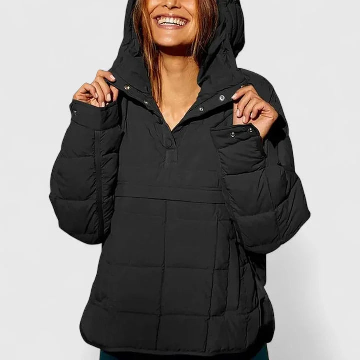 Schwarze Damen Oversized Kapuzenpulloverjacke aus wasserabweisendem Material mit praktischen Taschen und lässigem Schnitt.