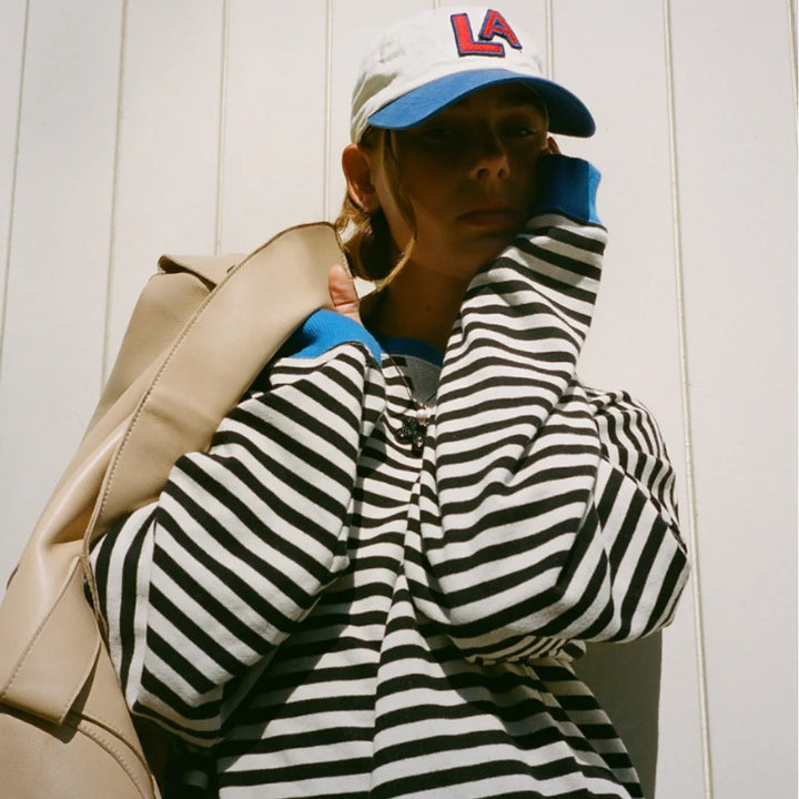 Damen Oversized Strickpullover in Blau und Schwarz, gestreiftes Design aus weicher, atmungsaktiver Baumwollmischung.