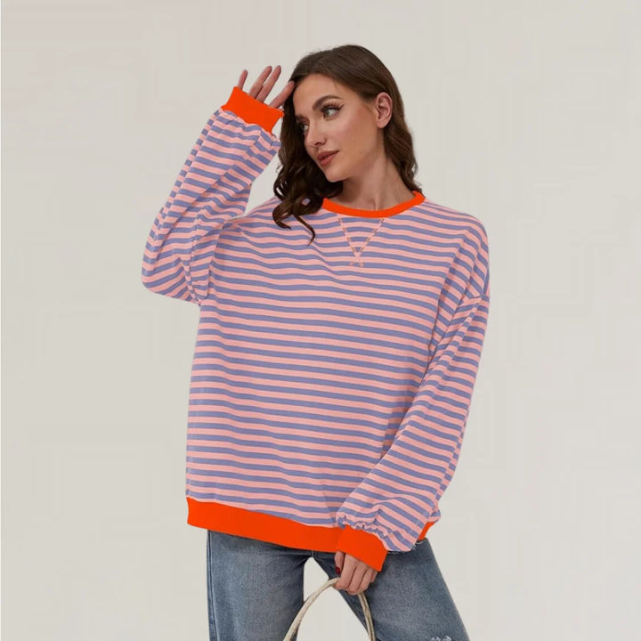 Damen Oversized Strickpullover in Orange und Blau mit gestreiftem Muster und weichem, warmem Material für gemütliche Tage.