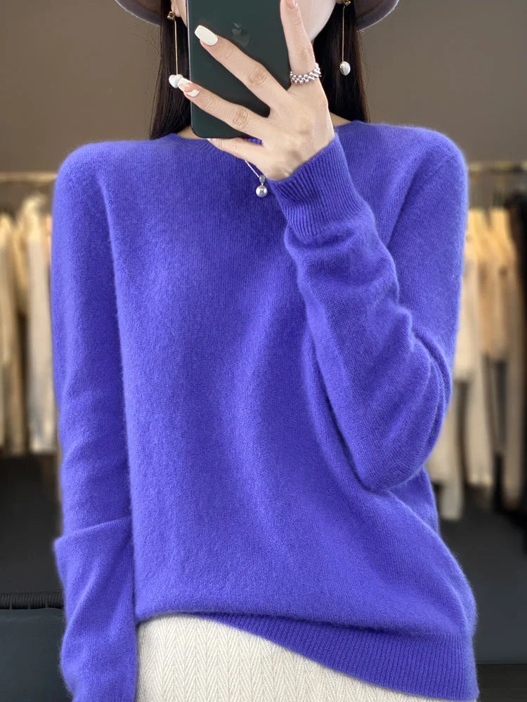 Blauer Violetter Damenpullover mit langen Ärmeln, aus weichem Material, ideal für kalte Tage, zeitloses Design.
