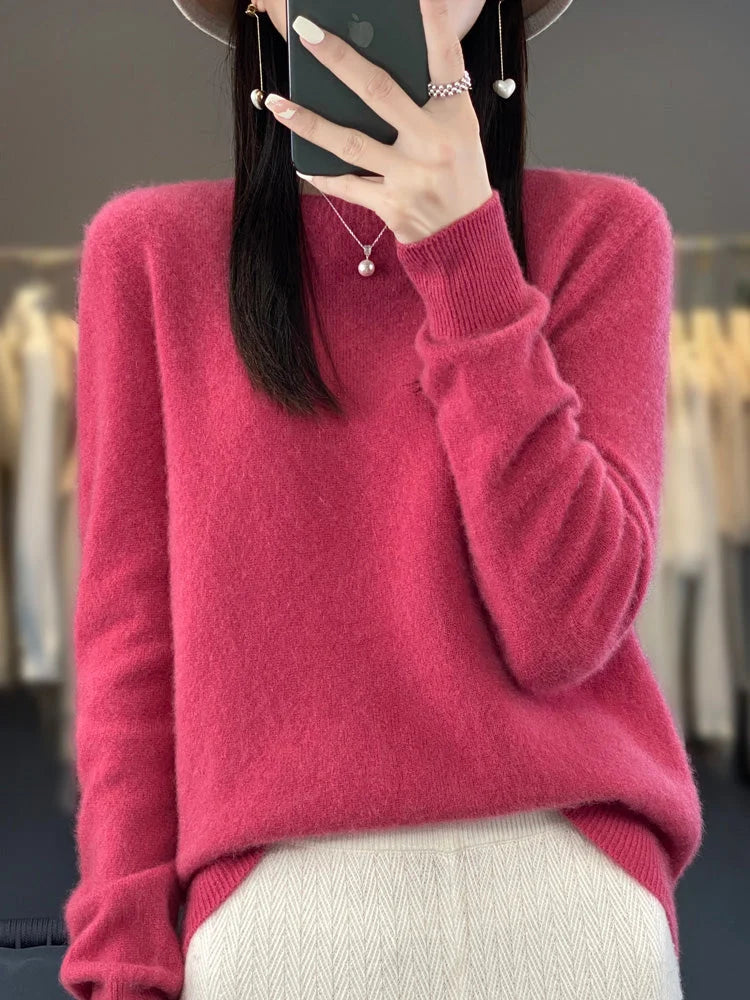 Damen Pullover in Himbeerrot, aus weicher Baumwolle, mit langen Ärmeln und Rundhalsausschnitt für kalte Tage.