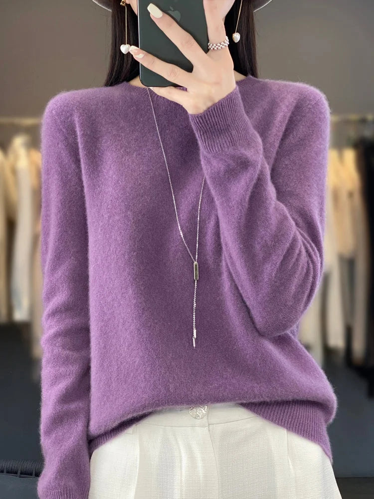 Violettes Damen-Pullover mit langen Ärmeln aus weichem Material, ideal für kalte Tage, zeitloses Design und bequeme Passform.