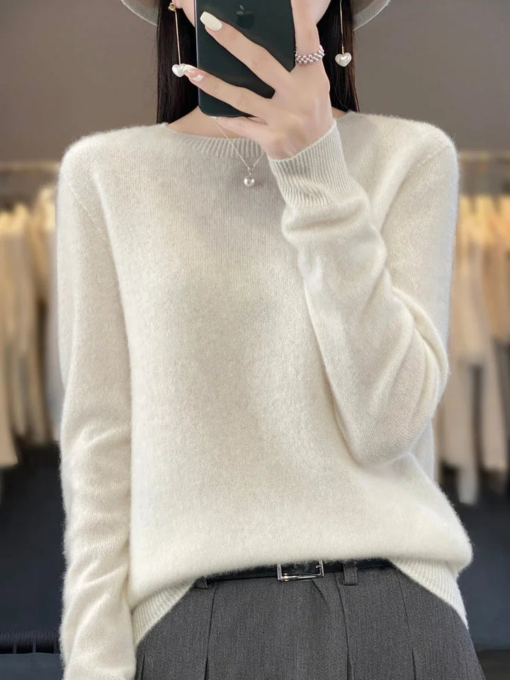 Weißer Damen Pullover mit langen Ärmeln, aus weichem Material, klassischem Schnitt und Rundhalsausschnitt für kalte Tage.