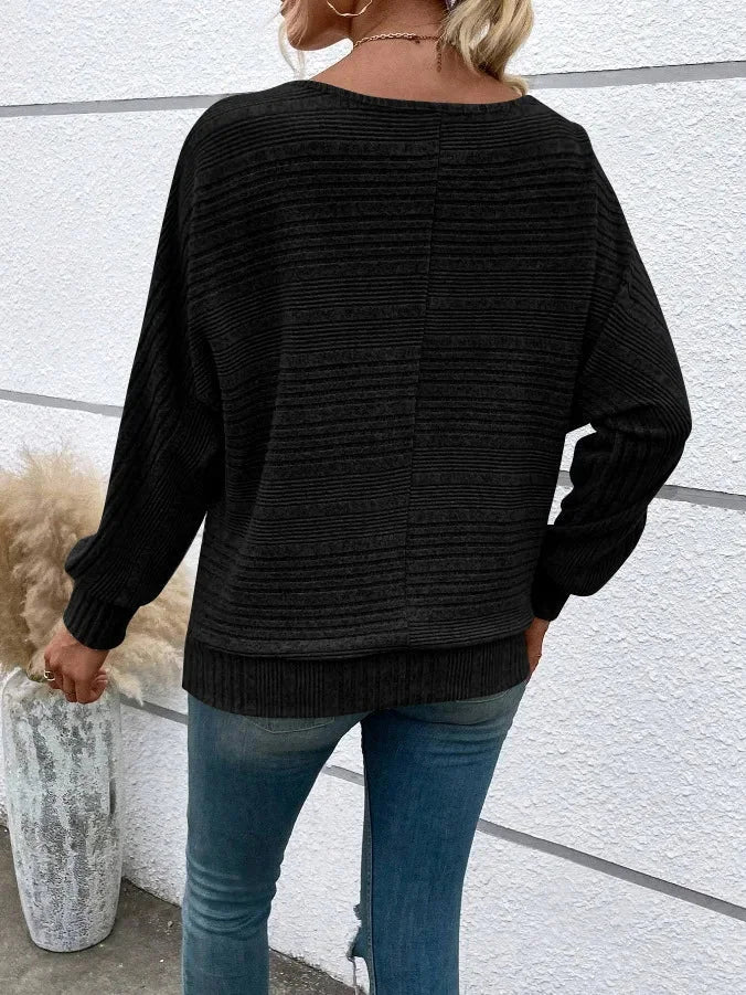 Damen Pullover in gestreiftem Design mit weitem Rundhalsausschnitt, aus weichem Baumwollgemisch für angenehmen Tragekomfort.