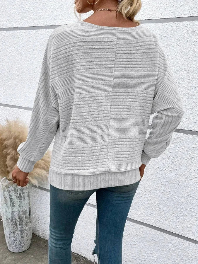 Damen Pullover mit Streifen, weiter Rundhalsausschnitt, aus weicher Baumwolle, lässiger Schnitt für komfortablen Alltag.