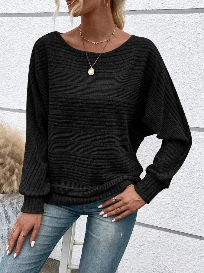 Damen Pullover in Tiefschwarz, gestreifter Design mit weitem Rundhalsausschnitt aus atmungsaktivem Material.