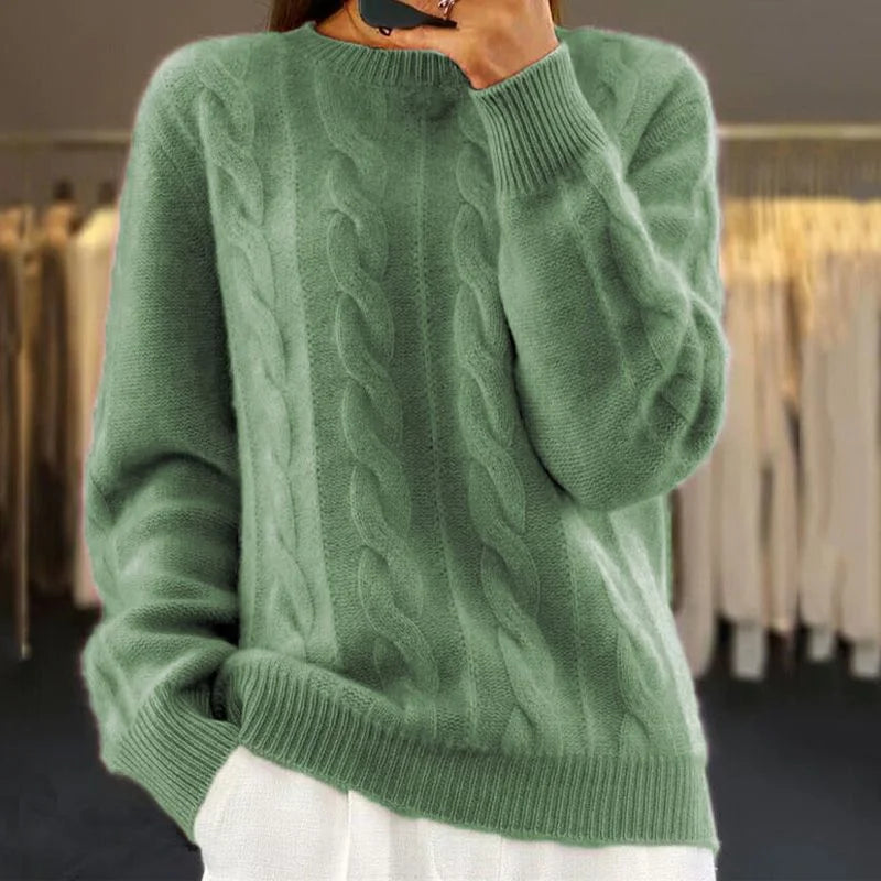 Grüner Damen Pullover mit Zopfmuster, langärmlig, aus weicher Baumwolle, ideal für Herbsttage.