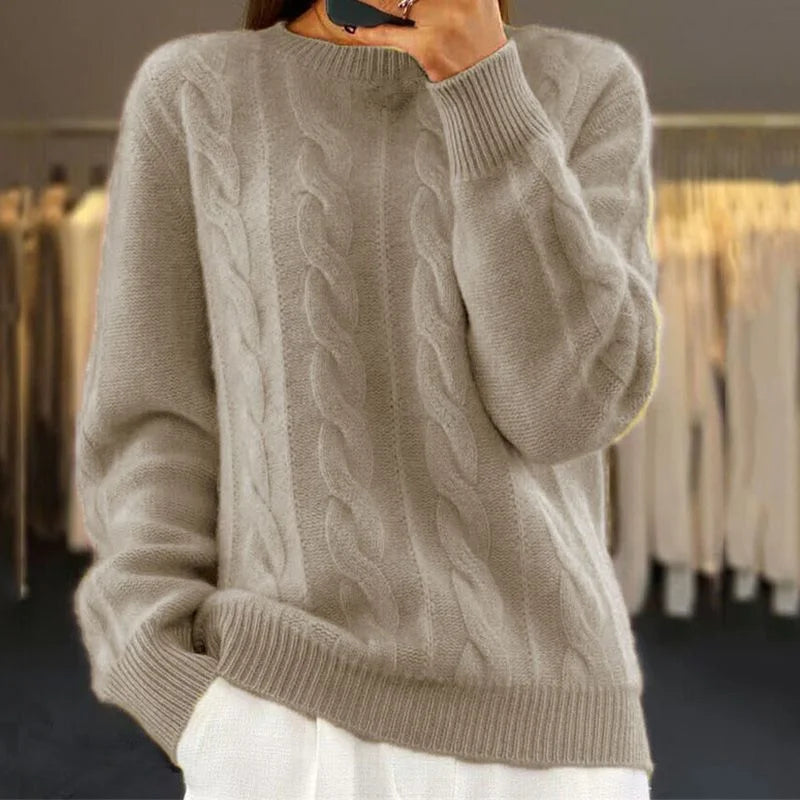 Damen Pullover in Khaki mit Zopfmuster, langärmelig aus weichem Material, ideal für kühle Tage und modische Layering-Styles.