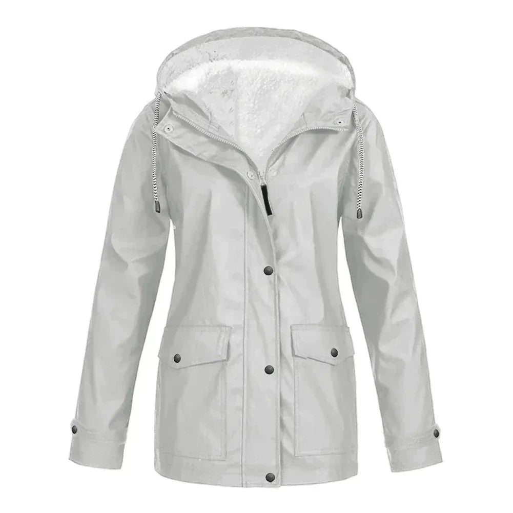 Silberne Damen Regenjacke mit Futter und Kapuze, winddicht, atmungsaktiv und perfekt für nasse Tage.
